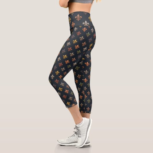 Dunkle Erde Waldlandschaft Fleur-de-lis Design Capri Leggings (Links)