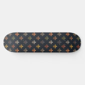 Dunkle Erde Waldlandschaft Fleur-de-lis Design Skateboard (Horizontal)