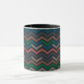 Dunkle Erde Waldlandschaft Zickzack-Chevron Tasse (Zentrum)