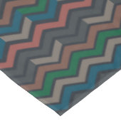 Dunkle Erde Waldlandschaft Zickzack-Chevron Tischdecke (Schrägansicht)