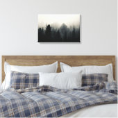 Dunkle Evergreens in weißem Nebel Leinwanddruck (Insitu (Schlafzimmer))
