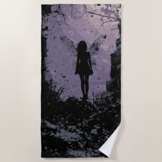 Dunkle Feen-Silhouette in mystischer Wald-Illustra Strandtuch