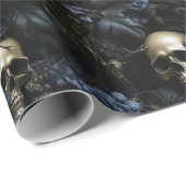 Dunkle florale Gothic Black & Blue Skulls Creepy Geschenkpapier (Rolleneckpunkt)