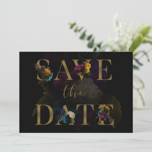 Dunkle florale Moody Mongram Wedding Save the Date Einladung (Stehend Vorderseite)