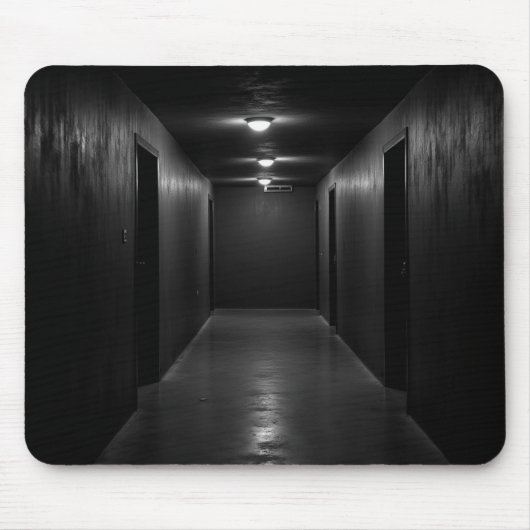 Dunkle Flur in Perspektive Mousepad (Vorne)