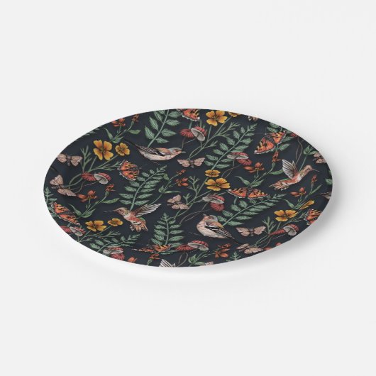 Dunkle Gartenvögel und Schmetterlinge Pappteller (Schrägansicht)