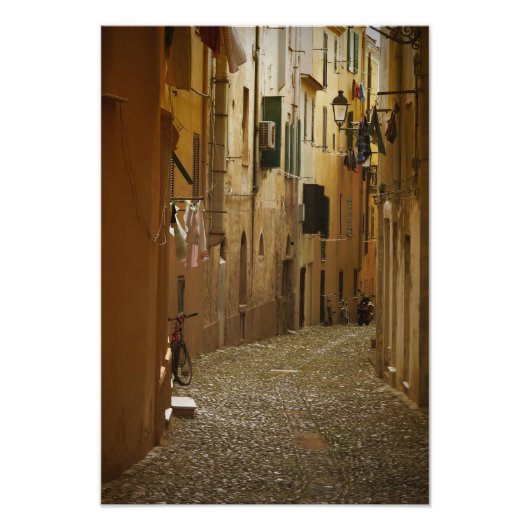 Dunkle Gasse in Neapel, Italien Fotodruck (Vorne)