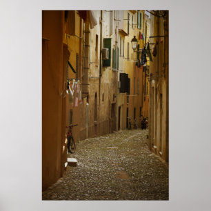 Dunkle Gasse in Neapel, Italien vertikales Poster