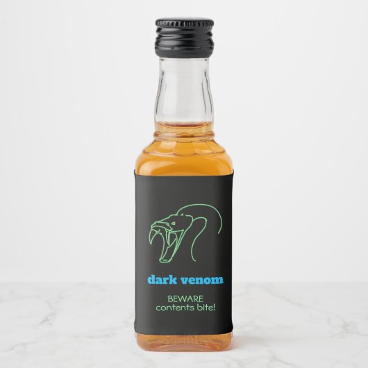 Dunkle Gefahr mit Biss - Schlangenkopf und Fangger Alkoholflaschenetikett (Vorderseite)