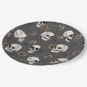 Dunkle graue Gothic-Skulle und Rose Halloween Pappteller (Schrägansicht)