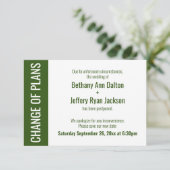 Dunkle grüne Änderung von Plänen verzögert Hochzei Einladung (Stehend Vorderseite)