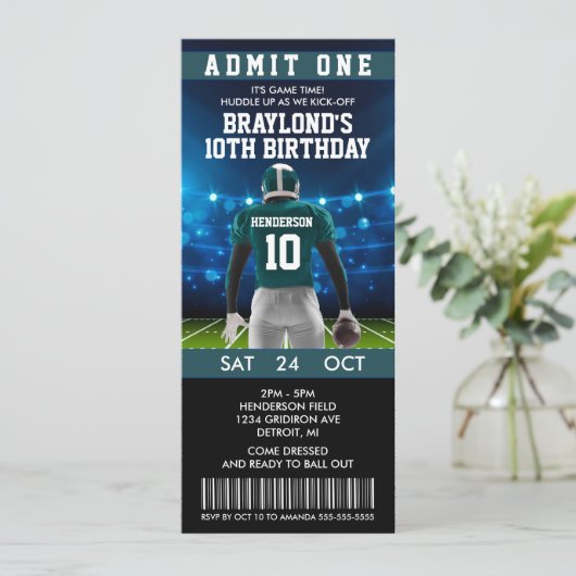 Dunkle grüne Fußballkarte Einladung zum Geburtstag (Stehend Vorderseite)