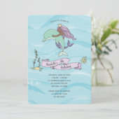 Dunkle Haut Lila Meerjungfrau mit Dolphin Geburtst Einladung (Stehend Vorderseite)