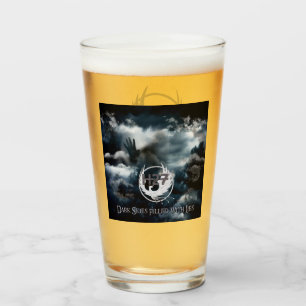 Dunkle Himmel gefüllt mit Lies-Glas-Tumbler Glas