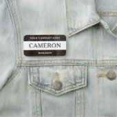 Dunkle Holzkörnigkeit, weiße Bezeichnung, Titel un Namensschild (Beispiel)