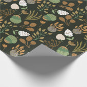 Dunkle Karotten und Nüsse Muster Geschenkpapier (Ecke)