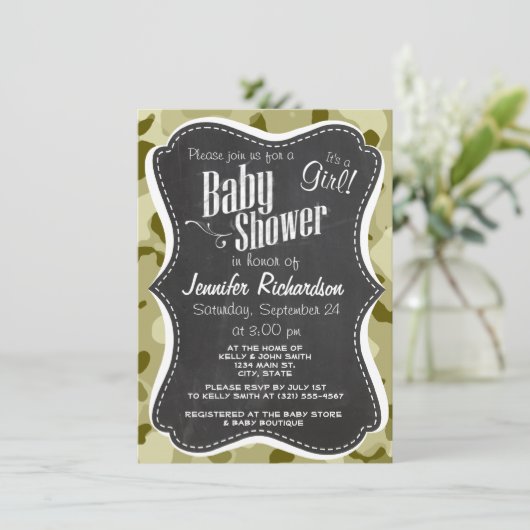 Dunkle Khaki-Camouflage; Retro-Chalkboard-Look Einladung (Stehend Vorderseite)