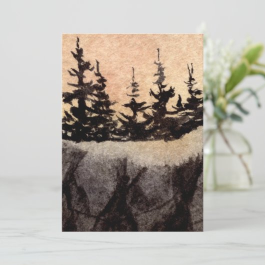 Dunkle Kiefern auf einer Klippe mit graurosa Himme (Stehend Vorderseite)