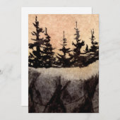 Dunkle Kiefern auf einer Klippe mit graurosa Himme (Vorne/Hinten)