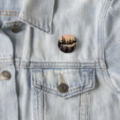 Dunkle Kiefern auf einer schieren Klippe mit grau Button (Beispiel)