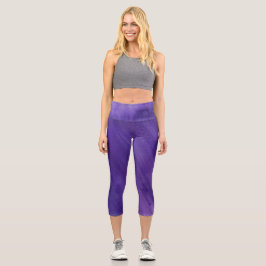 Dunkle lila abstrakte Kunst bemalt Capri Leggings