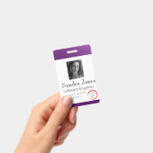 Dunkle Lila Ausweiskarte (vertikal/portrait) Ausweis (Handheld)