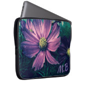 Dunkle lila Blumen Foto Art Monogramm Laptopschutzhülle (Vorne Rechts)
