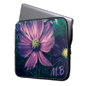 Dunkle lila Blumen Foto Art Monogramm Laptopschutzhülle (Vorderseite Links)