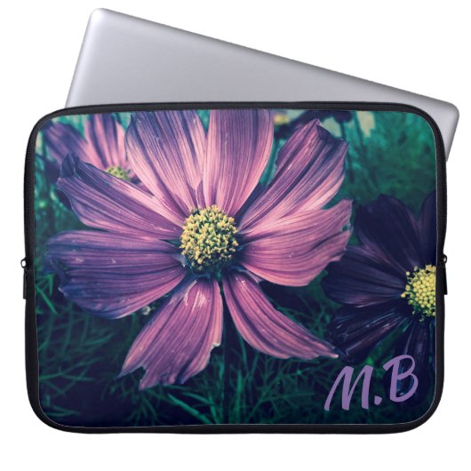 Dunkle lila Blumen Foto Art Monogramm Laptopschutzhülle (Vorderseite)