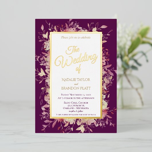 Dunkle Lila Blumenhochzeit Folieneinladung (Stehend vorne)