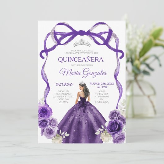 Dunkle Lila Bow Prinzessin Silver Crown Quinceañer Einladung (Stehend Vorderseite)