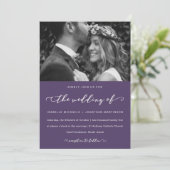 Dunkle Lila Hochzeitkalligrafie und Foto Einladung (Stehend Vorderseite)