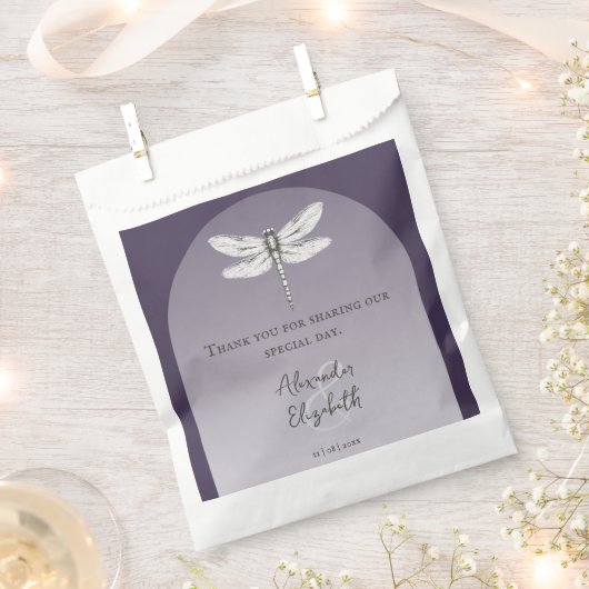 Dunkle Lila Libellenhochzeit Geschenktütchen (Ausgeschnitten)