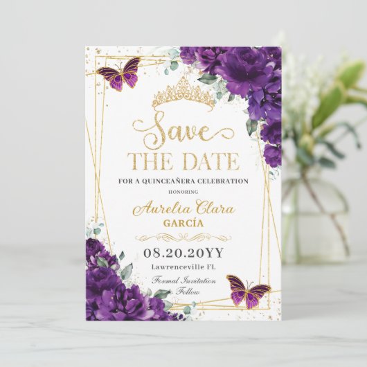 Dunkle Lila Schmetterlinge Gold Quinceanera Sweet  Save The Date (Stehend Vorderseite)