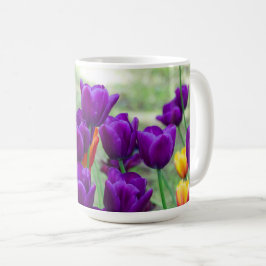 Dunkle lila Tulpen an einem sonnigen Tag im Garten Kaffeetasse