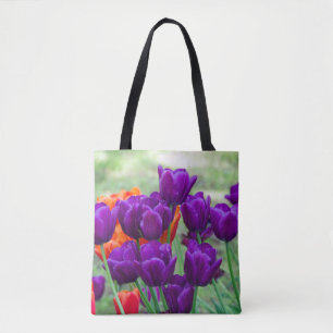 Dunkle lila Tulpen an einem sonnigen Tag im Garten Tasche