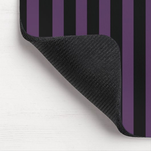 Dunkle lila und schwarze Streifen Mousepad (Ecke)