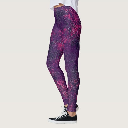 Dunkle lila violette Textur Texturtextur aus Wildl Leggings (Links)
