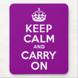 Dunkle Magenta halten Ruhe und tragen weiter Mousepad<br><div class="desc">Lila und weiße "Keep Calm and Carry On" moderne Version des klassischen Posters.</div>