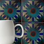 Dunkle Maure Symmetrisches geometrisches Muster Fliese<br><div class="desc">Diese dekorative Keramik Kachel ist ein atemberaubendes Kunstwerk, das die Essenz des traditionellen maurischen Designs einfängt. Die Kachel ist quadratisch in Form und weist ein kompliziertes geometrisches Muster auf, das symmetrisch und kaleidoskopisch ist und das Auge bis zur Mitte zeichne. Das Design ist durch eine zentrale rote polygonale Form verankert,...</div>
