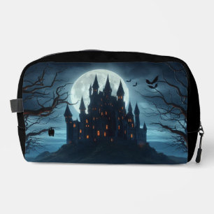 Dunkle, mittelalterliche Burg, Fledermäuse und Kür Waschbeutel