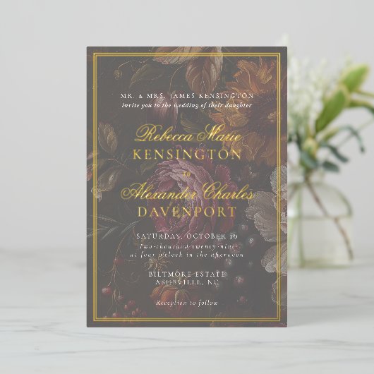 Dunkle Moody Blumenkalligrafie Gold Frame Wedding Folieneinladung (Stehend vorne)