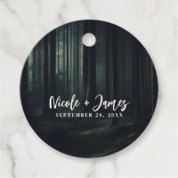 Dunkle Moody-Waldbäume bei Twilight-Hochzeit