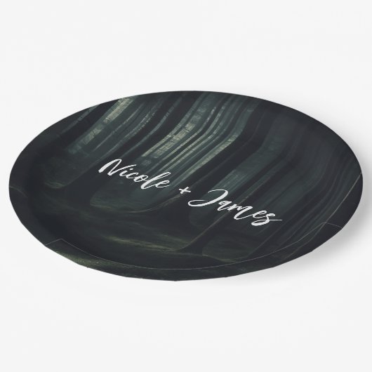 Dunkle Moody-Waldbäume bei Twilight-Hochzeit Pappteller (Schrägansicht)