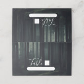 Dunkle Moody-Waldbäume bei Twilight-Hochzeit Platzkarte (Außenseite Aufgefaltet)