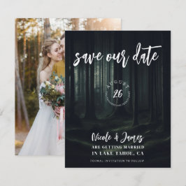 Dunkle Moody-Waldbäume bei Twilight Save the Date Einladung