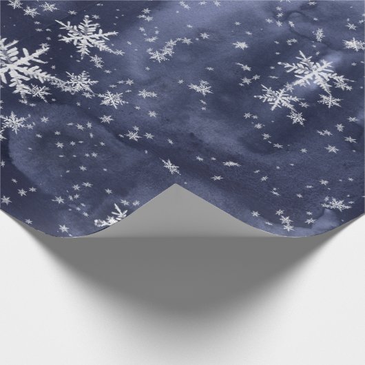 Dunkle Navy Blue Night Sky Fresh Fallen Snowflakes Geschenkpapier (Ecke)