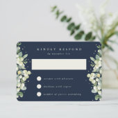 Dunkle Navy Snowberry+Eukalyptus Winter Wedding RSVP Karte (Stehend Vorderseite)