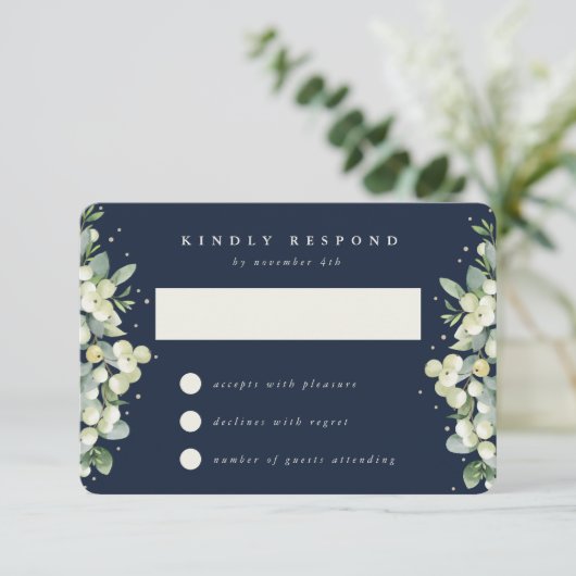 Dunkle Navy Snowberry+Eukalyptus Winter Wedding RSVP Karte (Stehend Vorderseite)