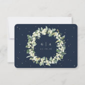 Dunkle Navy Snowberry+Eukalyptus Winter Wedding RSVP Karte (Rückseite)